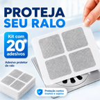 Mão aplicando adesivo protetor de ralo Decoricasa de microfibra branca sobre ralo metálico para bloquear insetos