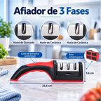 Afiador de facas Decoricasa de 3 estágios com cabo ergonômico vermelho, base antiderrapante e detalhes técnicos.