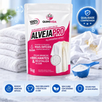 Embalagem do alvejante em pó Decoricasa AlvejaPro com oxigênio ativo ao lado de toalhas brancas e colher dosadora.