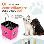 Bebedouro fonte Decoricasa AquaPet Pro rosa de 1,8L com gatinho e cachorrinho ao lado