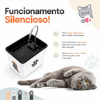 Fonte de água Decoricasa AquaPet Pro branca com torneira de metal e gato deitado ao lado, design silencioso