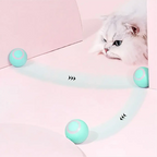 Gato branco observando bola elétrica giratória Decoricasa azul-clara em movimento em ambiente rosa