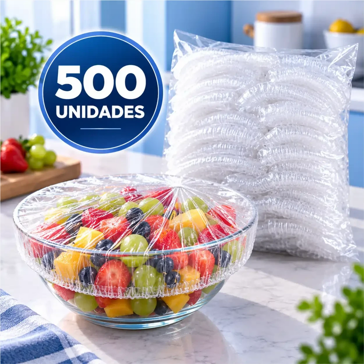 Capa elástica Fresh Cap da Decoricasa cobrindo tigela com frutas frescas e pacote de capas ao fundo na cozinha