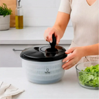 Centrífuga de salada manual Decoricasa de 4 litros com tampa preta e cesto translúcido em bancada de cozinha