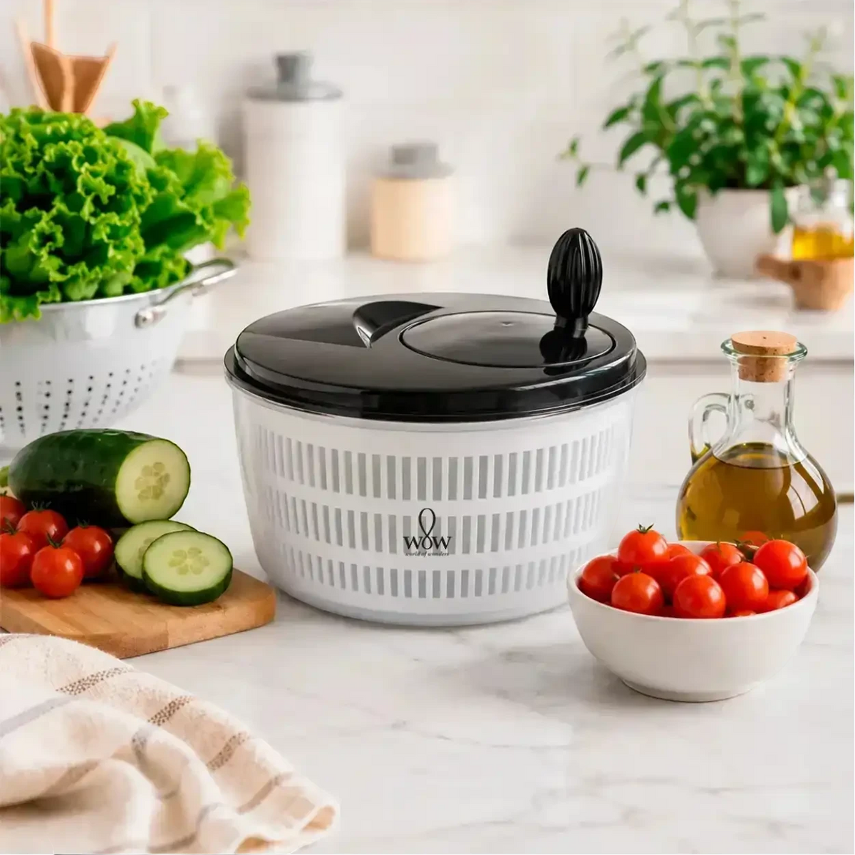Centrífuga de salada manual Decoricasa de 4 litros branca com tampa preta em bancada de cozinha com vegetais frescos