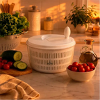Centrífuga de salada manual Decoricasa de 4 litros branca sobre bancada de cozinha com vegetais frescos ao redor