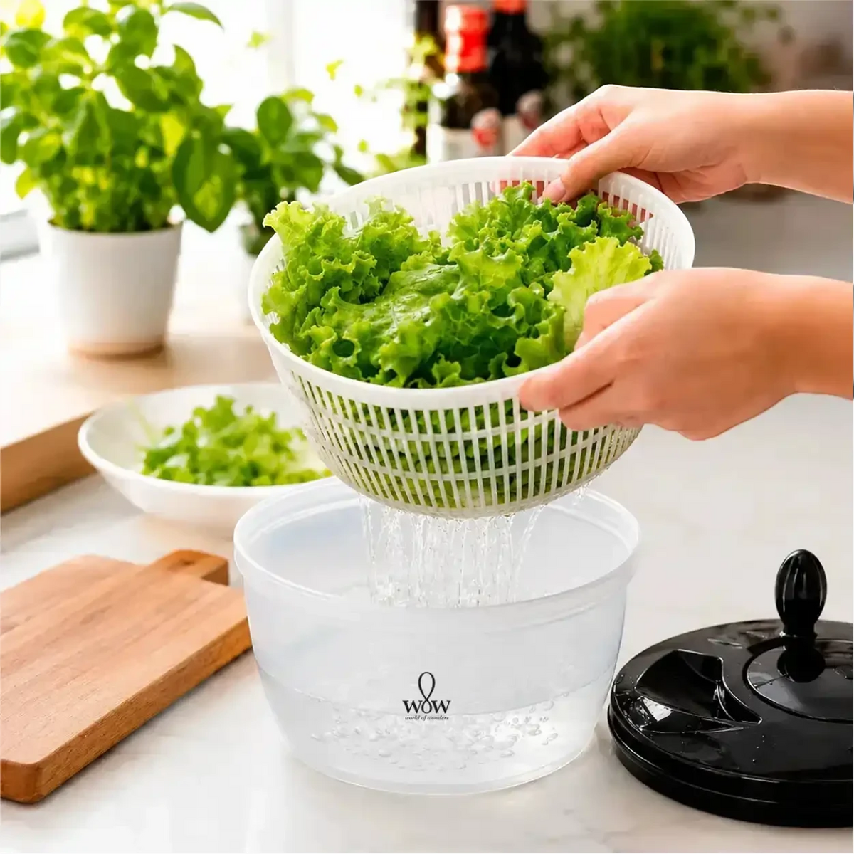 Centrífuga de salada Decoricasa de 4L com cesto branco sendo usada para secar alface fresca sobre bancada de cozinha