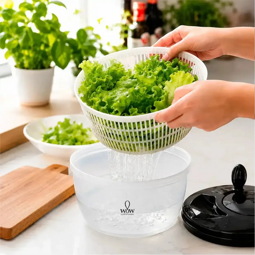Centrífuga de salada Decoricasa de 4L com cesto branco sendo usada para secar alface fresca sobre bancada de cozinha