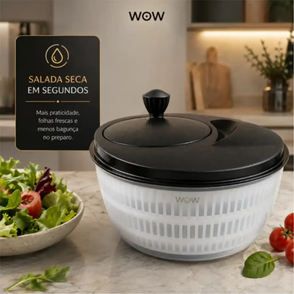 Centrífuga de salada manual Decoricasa de 4 litros com tampa preta e tigela transparente em bancada de cozinha