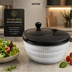 Centrífuga de salada manual Decoricasa de 4 litros com tampa preta e tigela transparente em bancada de cozinha