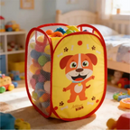 Cesto organizador de brinquedos dobrável Decoricasa amarelo com estampa de cachorrinho e tela respirável em quarto infantil