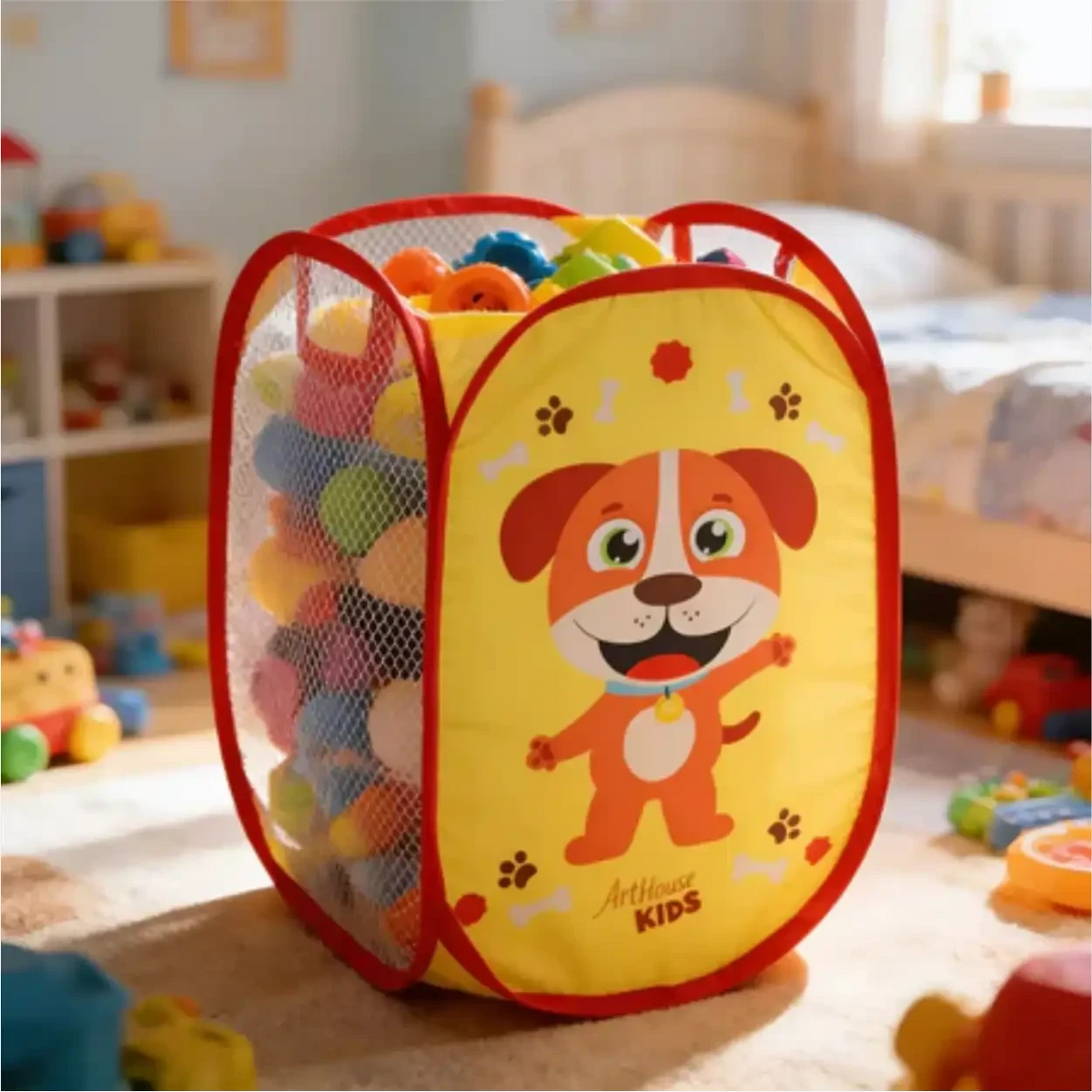 Cesto organizador de brinquedos dobrável Decoricasa amarelo com estampa de cachorrinho e tela respirável em quarto infantil