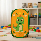 Cesto organizador infantil dobrável Decoricasa amarelo com estampa de dinossauro em quarto de criança