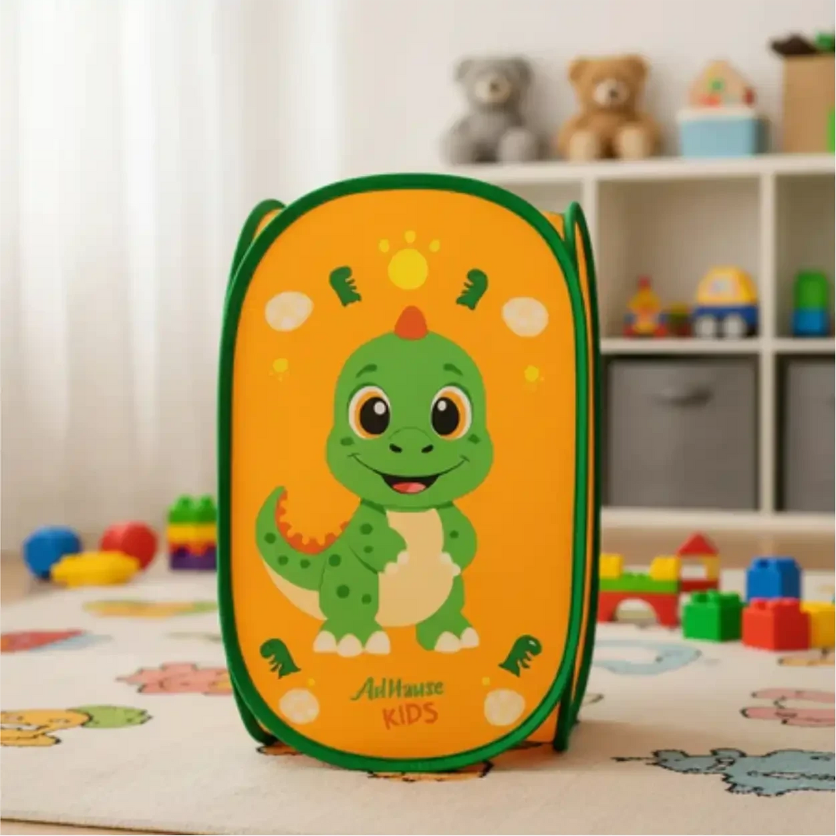 Cesto organizador infantil dobrável Decoricasa amarelo com estampa de dinossauro em quarto de criança
