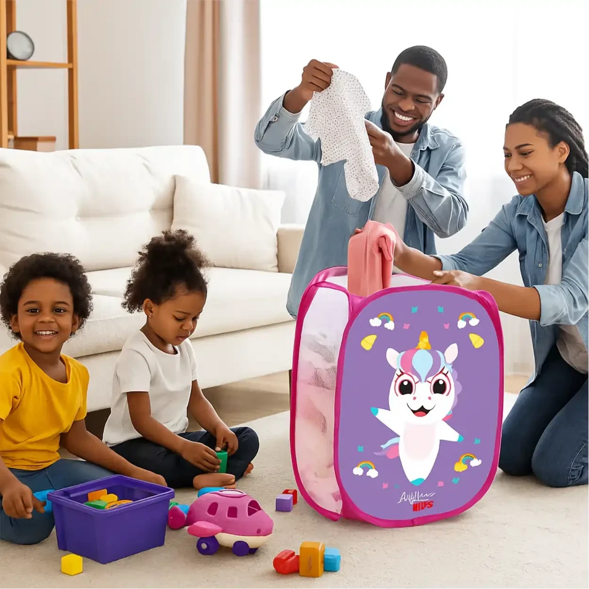 Cesto organizador dobrável Decoricasa rosa com estampa de unicórnio para brinquedos e roupas em quarto infantil