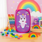 Cesto organizador infantil dobrável Decoricasa roxo com estampa de unicórnio em quarto de criança colorido