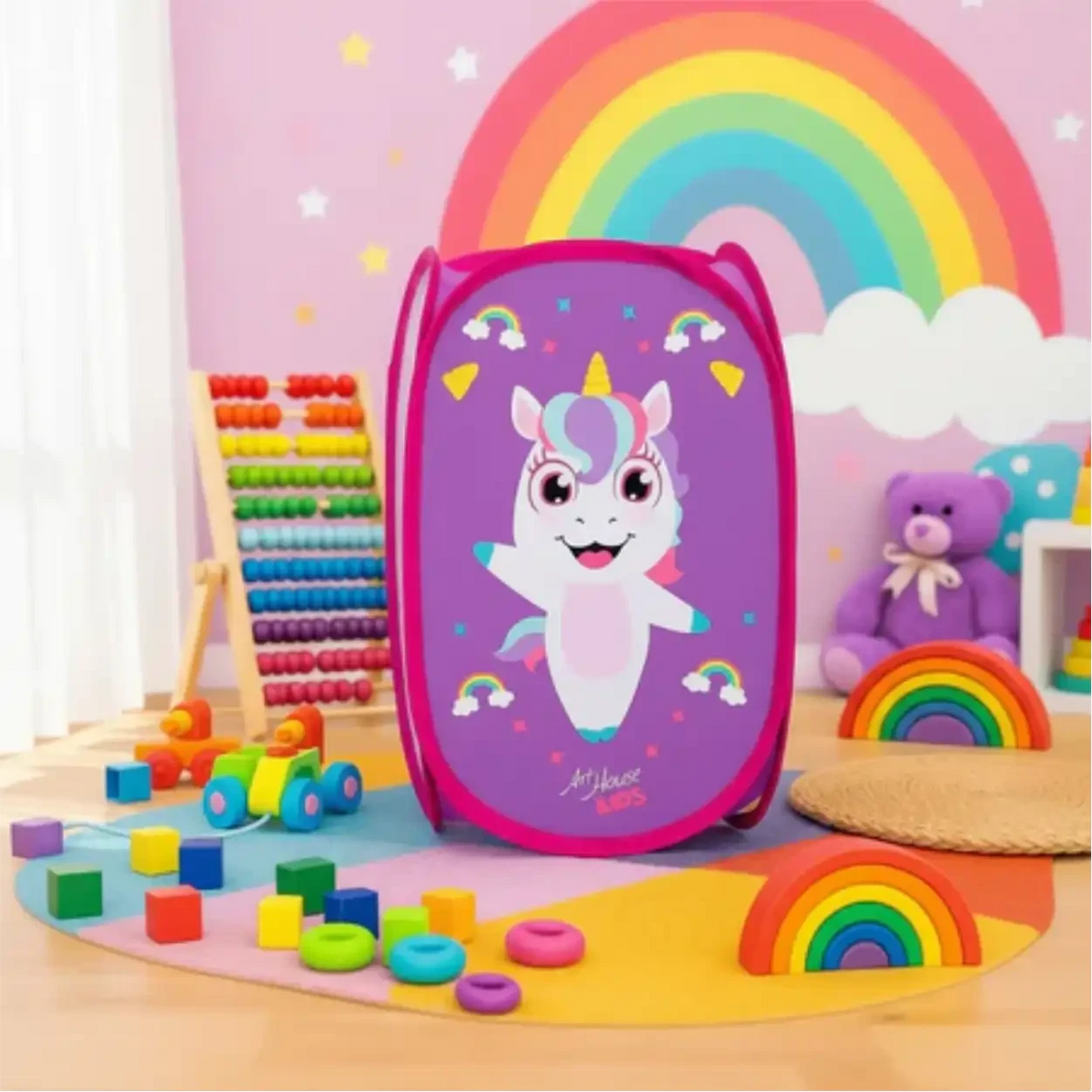Cesto organizador infantil dobrável Decoricasa roxo com estampa de unicórnio em quarto de criança colorido