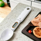 Colher medidora digital Decoricasa branca com visor LCD para pesar ingredientes de forma precisa na cozinha