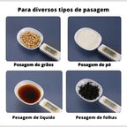 Colher medidora digital Decoricasa pesando grãos, pó, líquidos e folhas com visor LCD para precisão na cozinha.