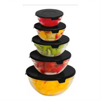 Conjunto de 5 potes de vidro Decoricasa com tampas pretas, empilhados e contendo frutas frescas.