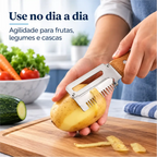 Descascador de legumes Decoricasa com lâmina de aço inox e cabo de madeira descascando batata sobre tábua de cozinha