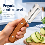 Descascador de legumes Decoricasa com lâmina de aço inox, cabo de madeira ergonômico e abridor de garrafas integrado.