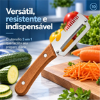 Descascador de legumes Decoricasa com lâmina larga de aço inox e cabo de madeira em tábua com vegetais frescos