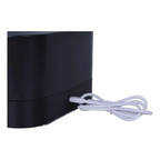Cabo de alimentação USB branco conectado à parte traseira do difusor de aromas Decoricasa preto
