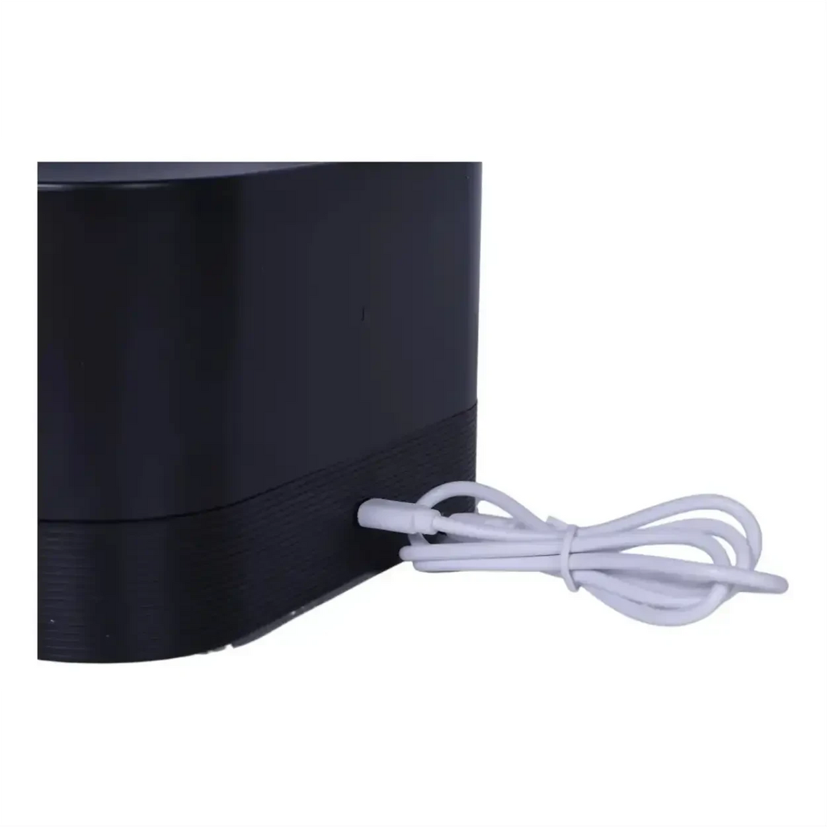 Cabo de alimentação USB branco conectado à parte traseira do difusor de aromas Decoricasa preto