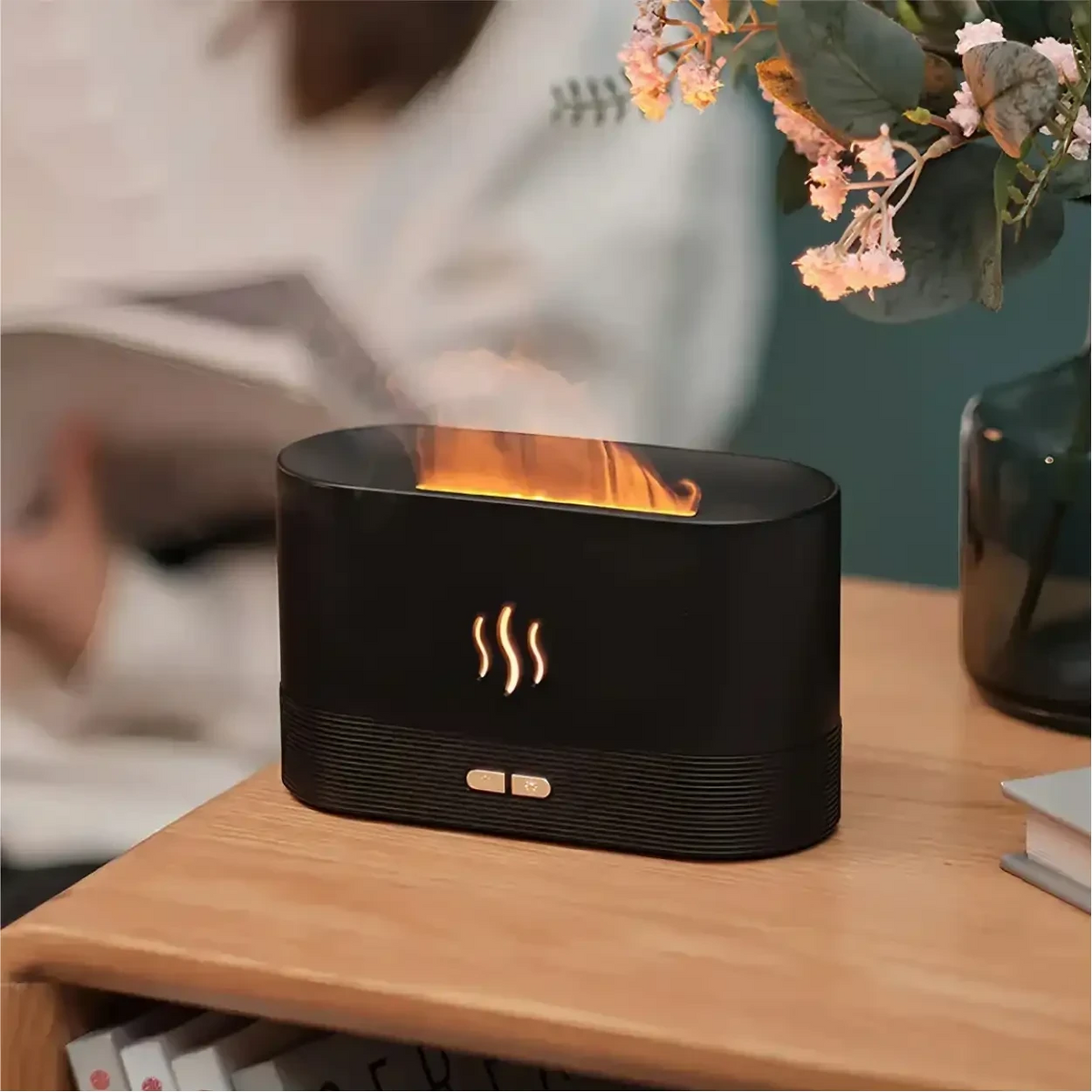 Difusor de aromas Decoricasa preto com efeito de chama LED realista e névoa fria sobre mesa de madeira