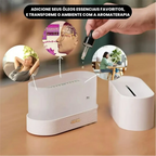 Difusor de aromas Decoricasa branco com efeito de chama LED, sendo abastecido com óleo essencial para aromaterapia.