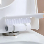 Escova de detalhes Decoricasa de silicone branco limpando as dobradiças do assento sanitário