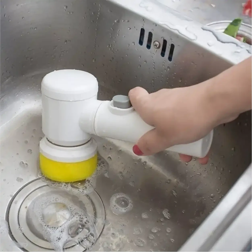 Escova elétrica de limpeza Decoricasa branca com cabeça amarela sendo usada para lavar pia de inox