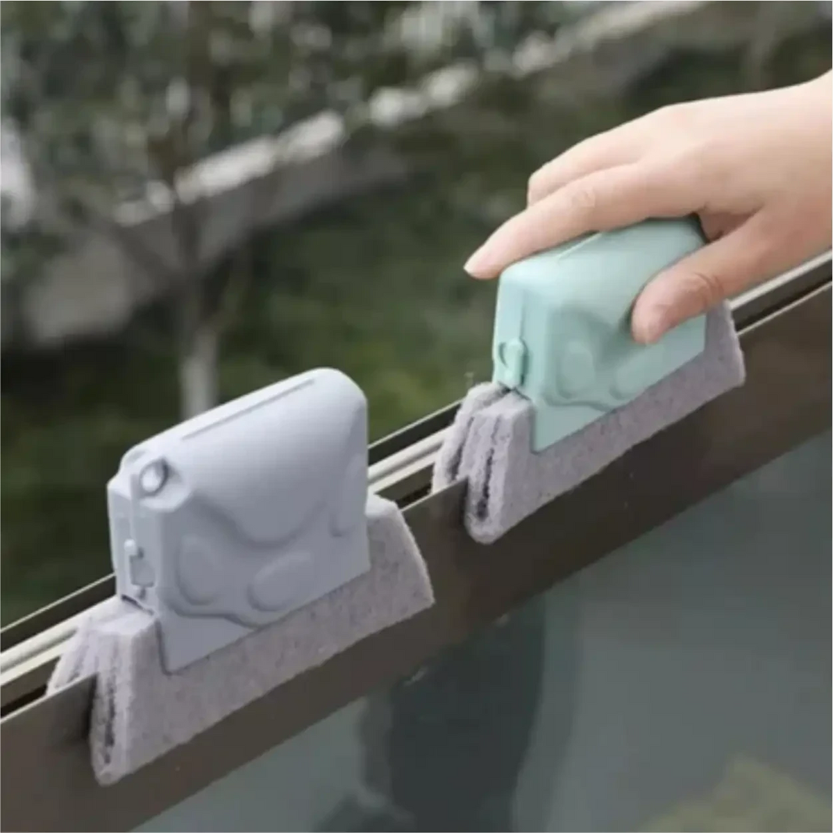 Escova de limpeza FrestaClean Decoricasa para trilhos de janelas com cerdas cinzas e cabo ergonômico verde e cinza