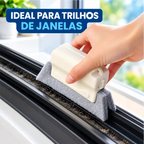 Escova de limpeza FrestaClean Decoricasa removendo sujeira de trilho de janela com cerdas de feltro cinza