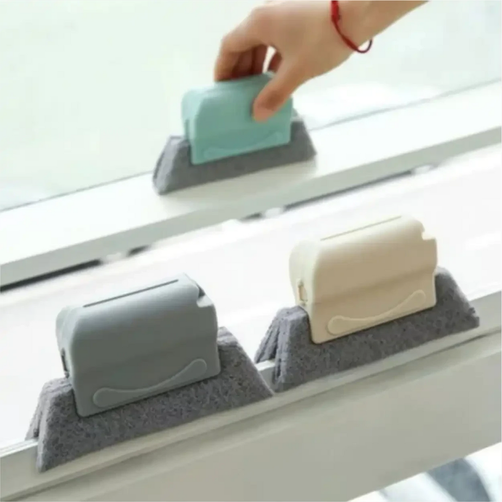 Escovas de limpeza Decoricasa para trilhos de janelas e frestas, com cerdas cinzas e cabos coloridos ergonômicos.