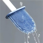 Escova sanitária de silicone azul Decoricasa com cerdas flexíveis sendo enxaguada para limpeza rápida