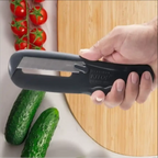 Mão segurando o fatiador de legumes CortaJá™ da Decoricasa sobre tábua de bambu com pepinos e tomates cereja.