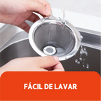 Filtro de café reutilizável de aço inox Decoricasa sendo lavado em água corrente para limpeza fácil