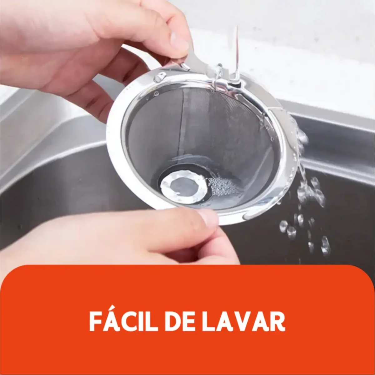 Filtro de café reutilizável de aço inox Decoricasa sendo lavado em água corrente para limpeza fácil