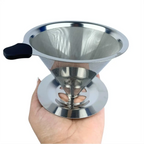 Filtro de café reutilizável 103 em aço inox da Decoricasa, com malha fina e alça preta, segurado por uma mão.