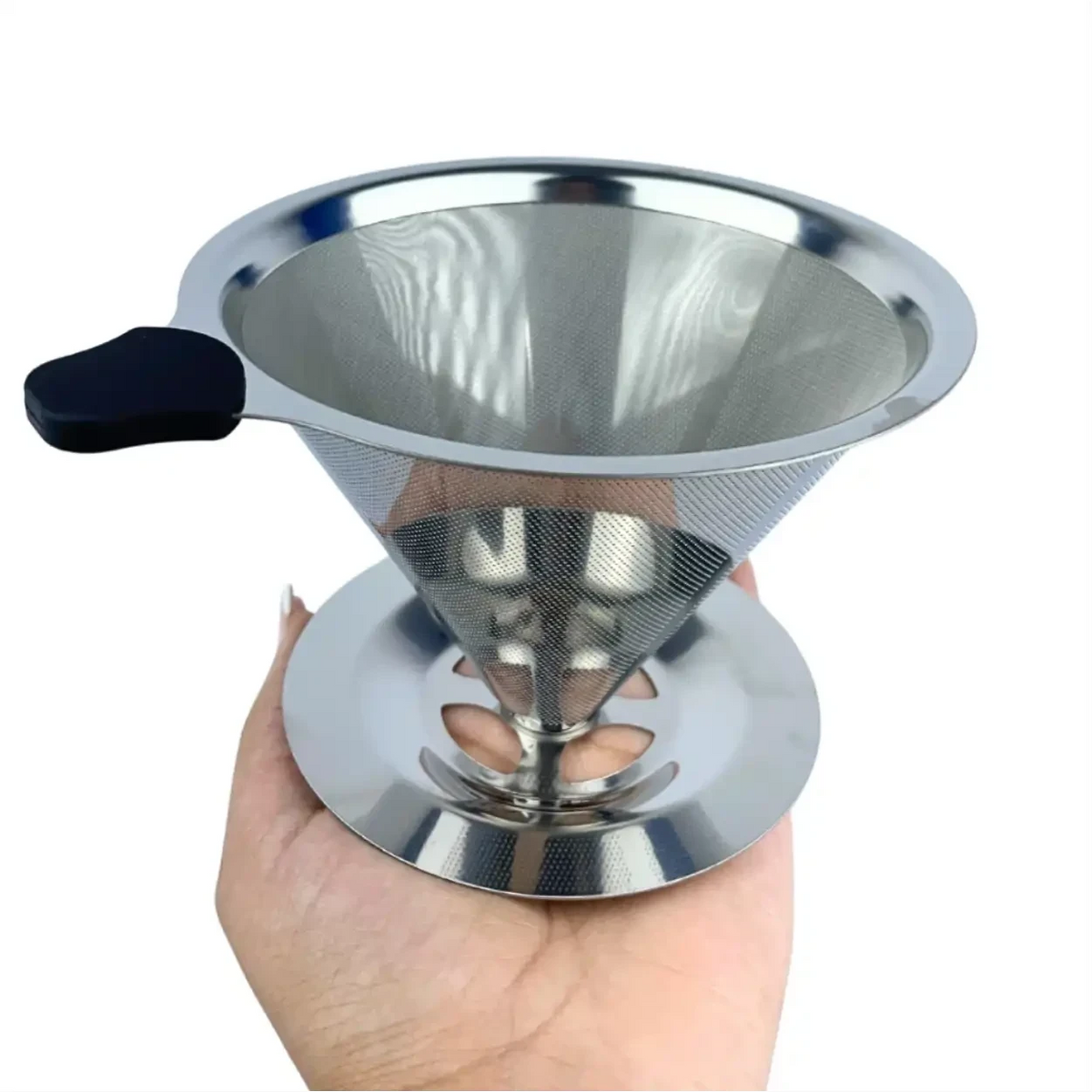 Filtro de café reutilizável 103 em aço inox da Decoricasa, com malha fina e alça preta, segurado por uma mão.
