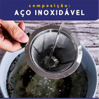 Filtro de café reutilizável Decoricasa em aço inoxidável sendo lavado com água corrente