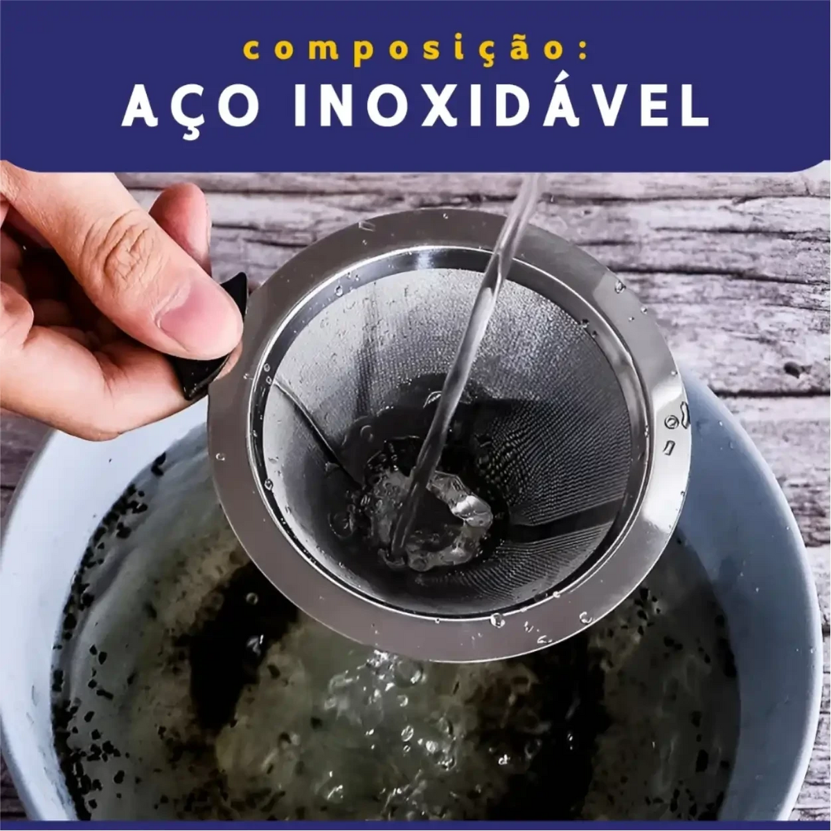 Filtro de café reutilizável Decoricasa em aço inoxidável sendo lavado com água corrente