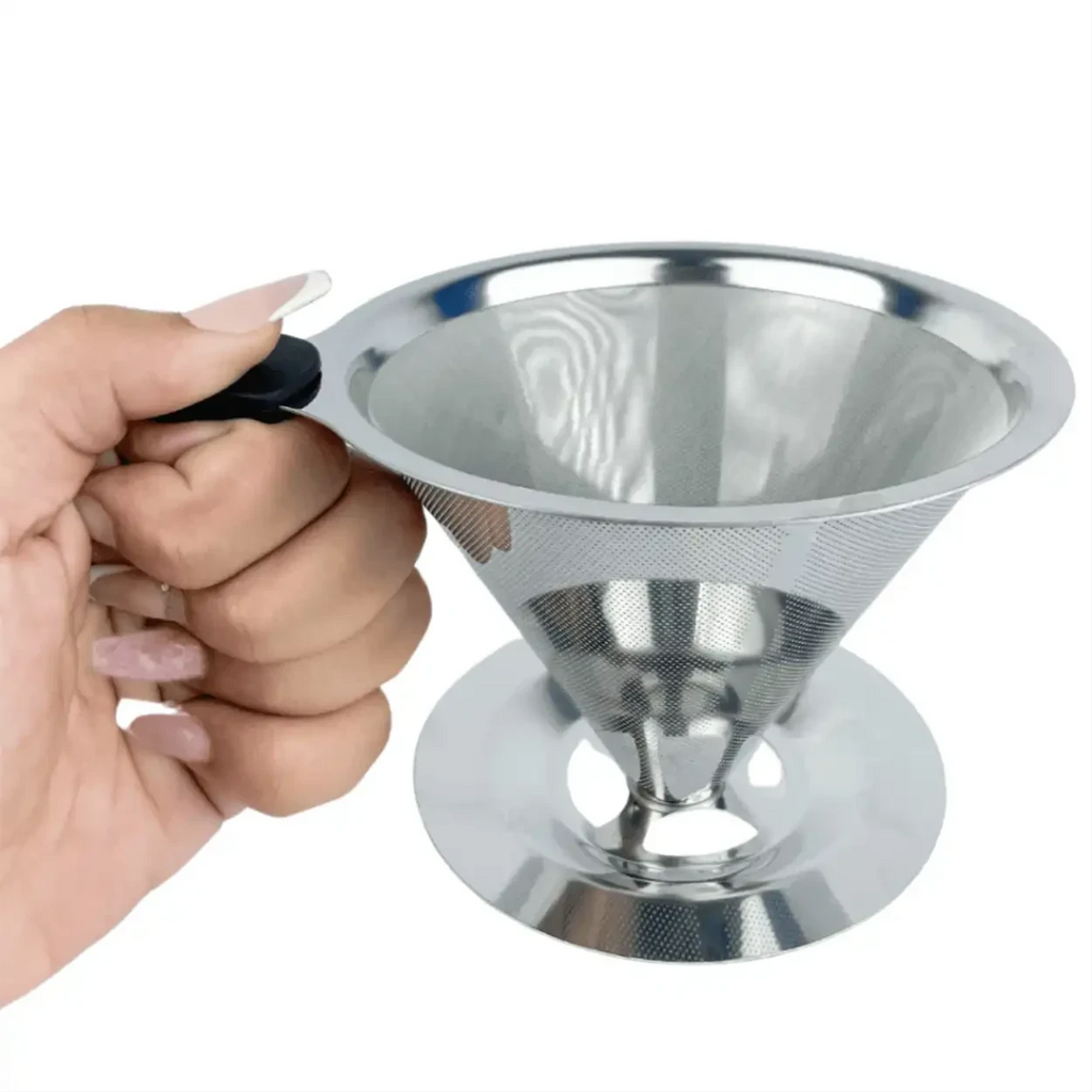 Filtro de café reutilizável Decoricasa tamanho 103 em aço inox com microfuros, sendo segurado pela mão.
