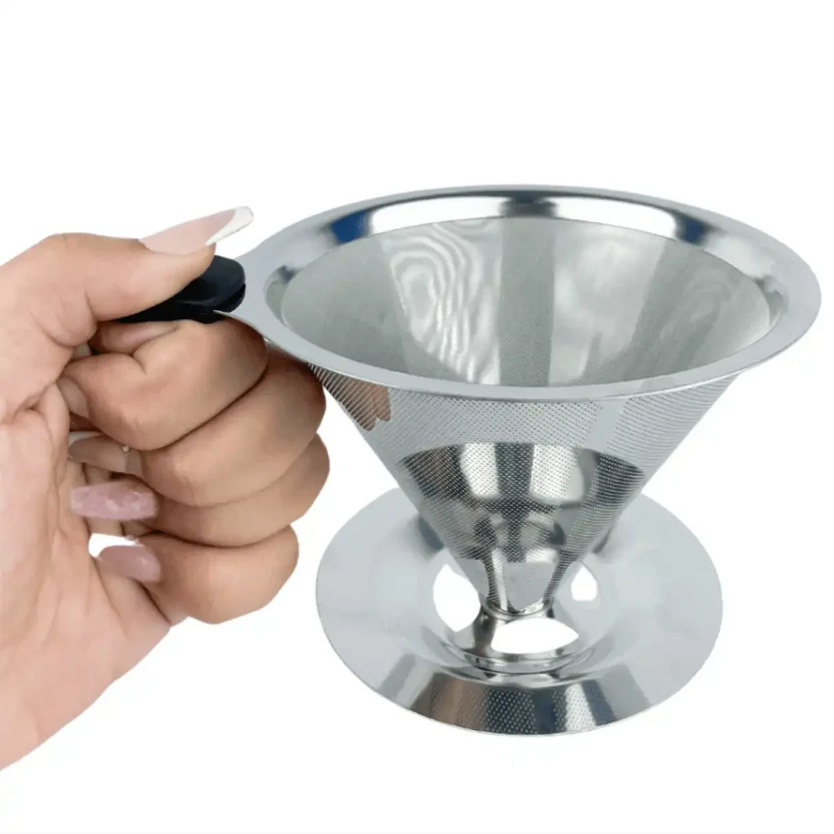Filtro de café reutilizável Decoricasa tamanho 103 em aço inox com microfuros, sendo segurado pela mão.