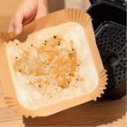 Forma de papel descartável CleanFry Decoricasa com resíduos de gordura sendo removida de uma air fryer