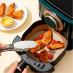 Forma de papel descartável CleanFry Decoricasa dentro de air fryer com asas de frango e tomates cereja