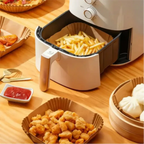 Forma de papel descartável CleanFry Decoricasa dentro de air fryer branca com batatas fritas e petiscos
