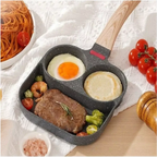 Frigideira antiaderente Decoricasa com 3 divisórias cinza, cabo efeito madeira, preparando ovo, bife e panqueca.